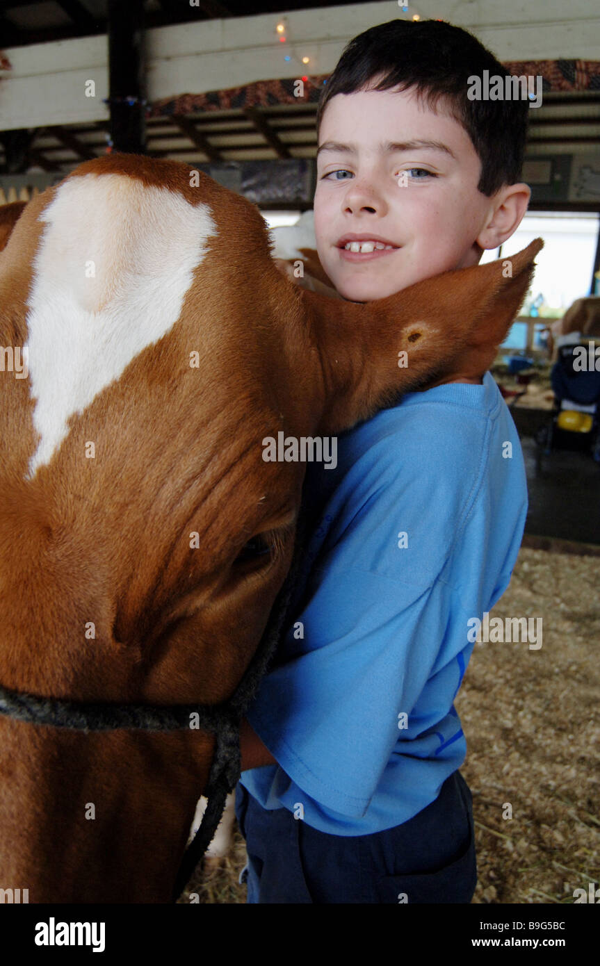 4H garçon fier, montre son veau à la foire du comté de Dutchess, Rhinebeck, New York Banque D'Images