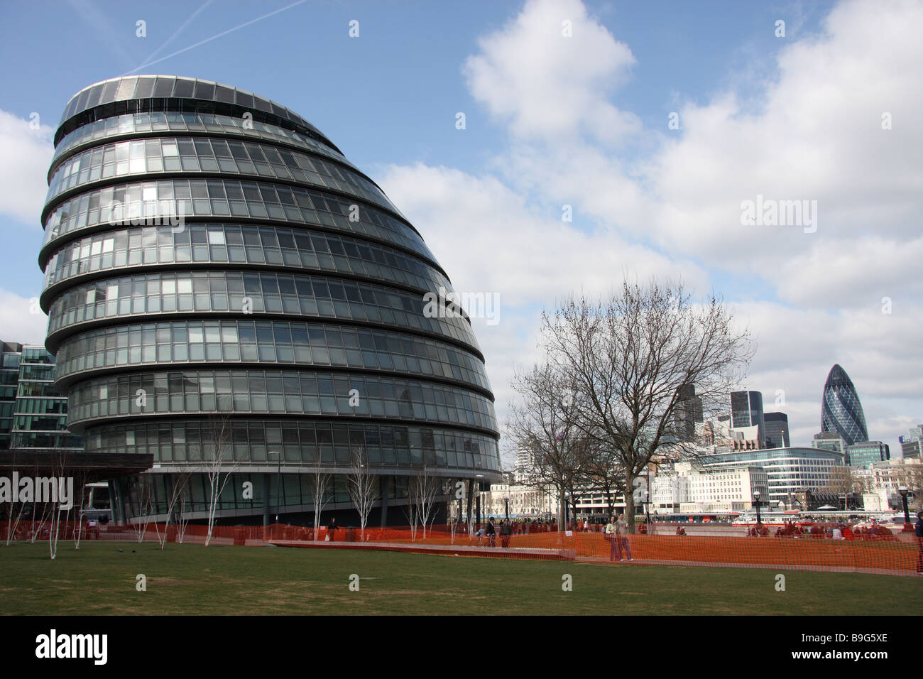 London England uk assemblée générale de l'architecture moderne de verre bâtiment à revêtement métallique tamise riverside Banque D'Images