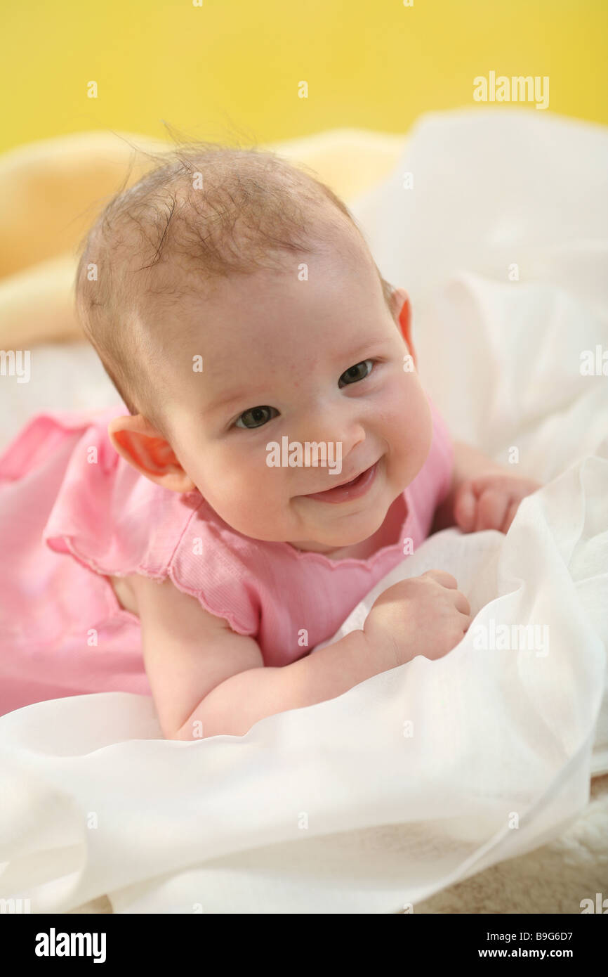 Bebe Couche Sur Le Ventre Tete Ascenseurs Smiling Portrait 4 Mois Eveil Bebe Repose Sur Le Ventre D Une Personne De Bebe Photo Stock Alamy
