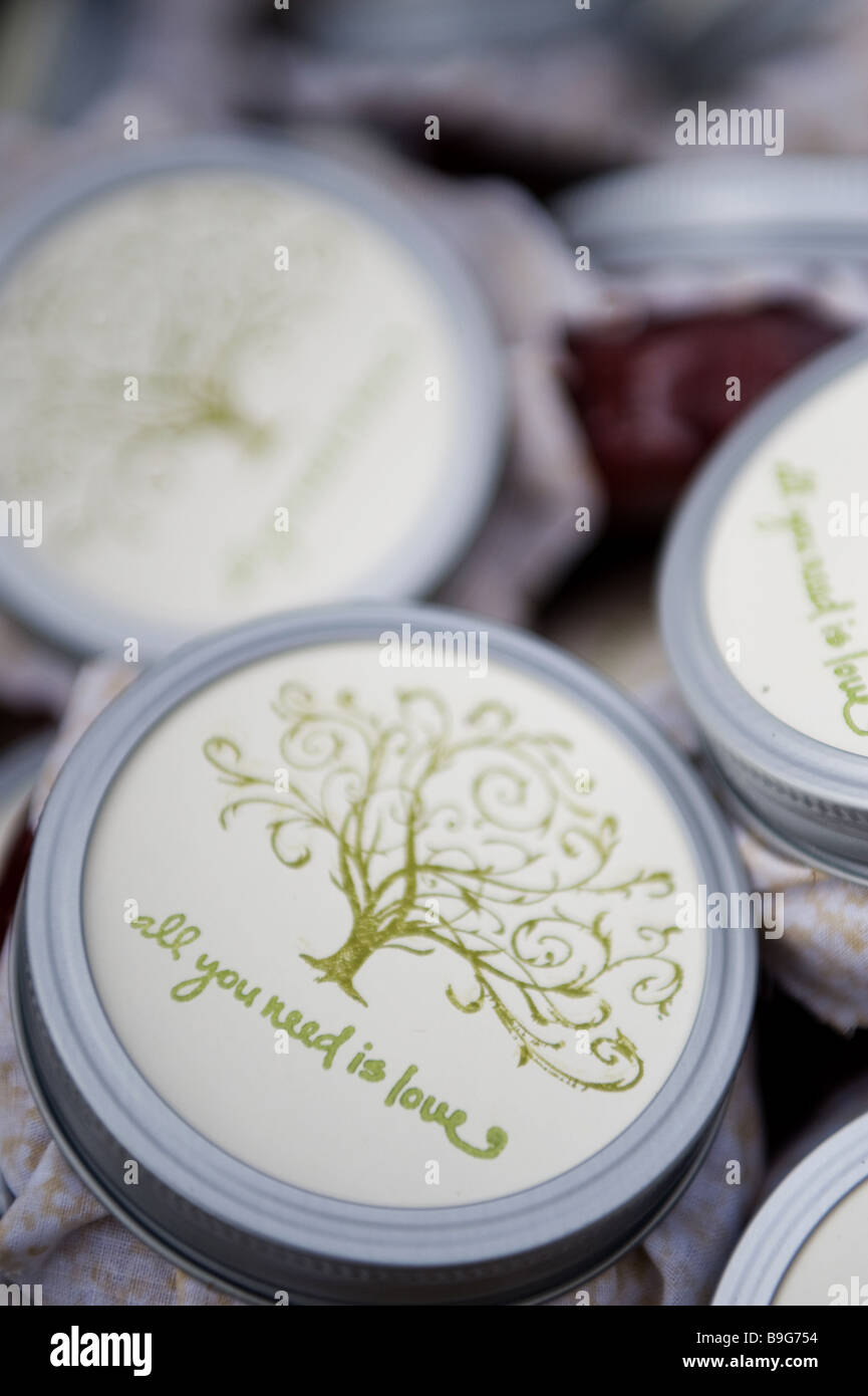 Jelly bocaux avec couvercles lyrique sur les sommets Banque D'Images