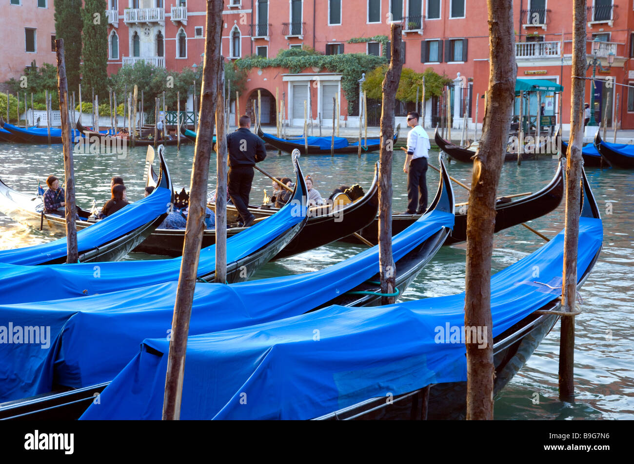 Le Grand Canal de Venise Italie avec architecture vénitienne bateaux et gondoles Banque D'Images