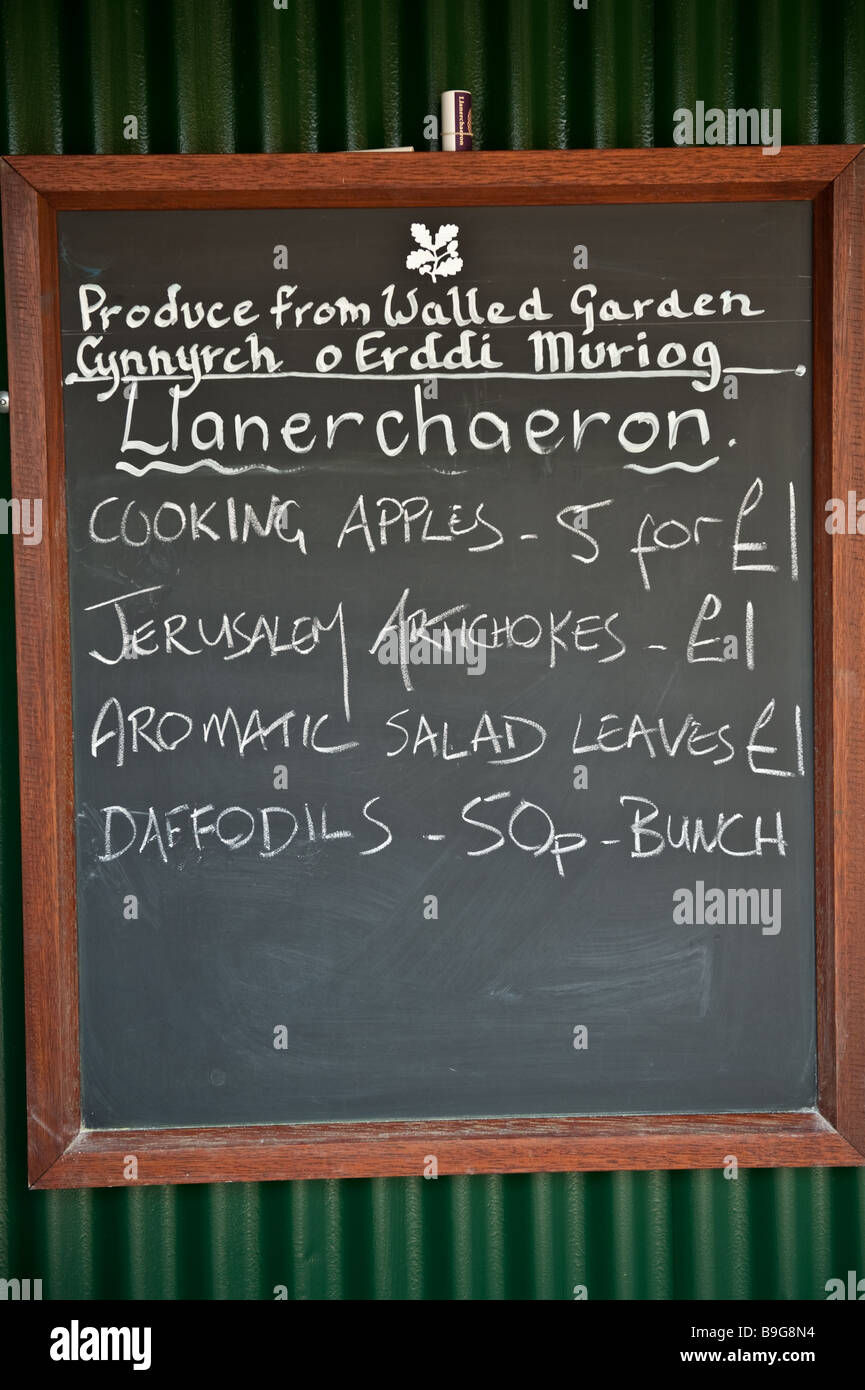 Tableau noir à Llanerchaeron frais d'inscription Maison jardin cultivés localement produire pour la vente, le Pays de Galles UK Banque D'Images