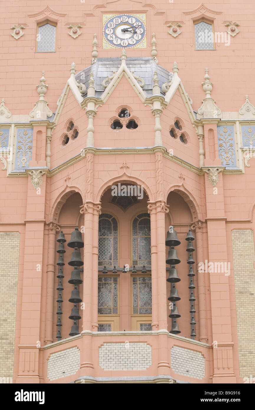 Hongrie Kecskemet mairie détail bay windows horloge South-Hungary glockenspiel plaines large place principale façade Kossuth ter Banque D'Images