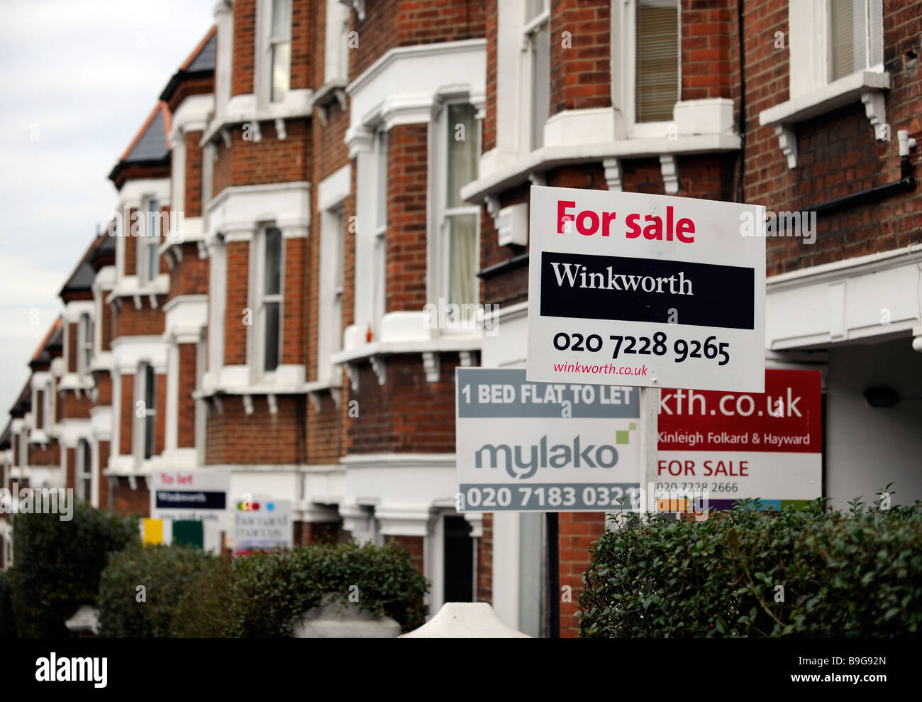 L'immobilier, à vendre, à louer, appartements en terrasse à l'extérieur des panneaux à Londres, en Angleterre, au cours de la récession, la crise hypothécaire, affaissement Banque D'Images