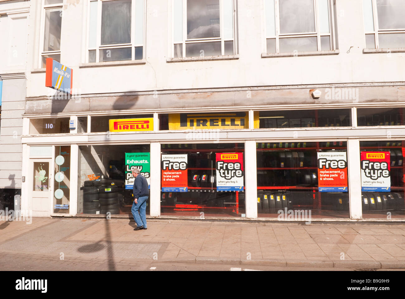Kwik-Fit tire et d'échappement dans le centre de Norwich, Norfolk, UK Banque D'Images