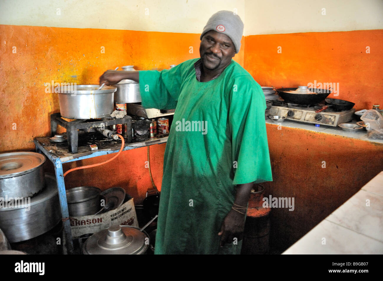 L'homme, chef de cuisine, cuisinier, de sourire et de faire des aliments  dans une cuisine basique dans le café. Ville de l'Abri en Nubie, dans le  nord du Soudan Photo Stock -