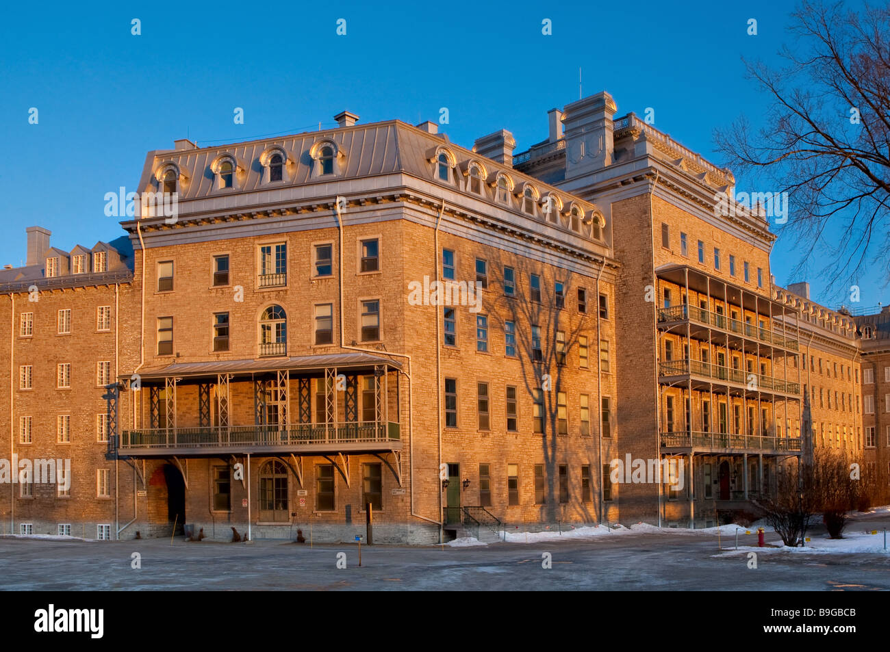 L'Ecole d'architecture de l'université laval est représenté comme le soleil se lève dans l'ancien district de Québec à Québec Banque D'Images