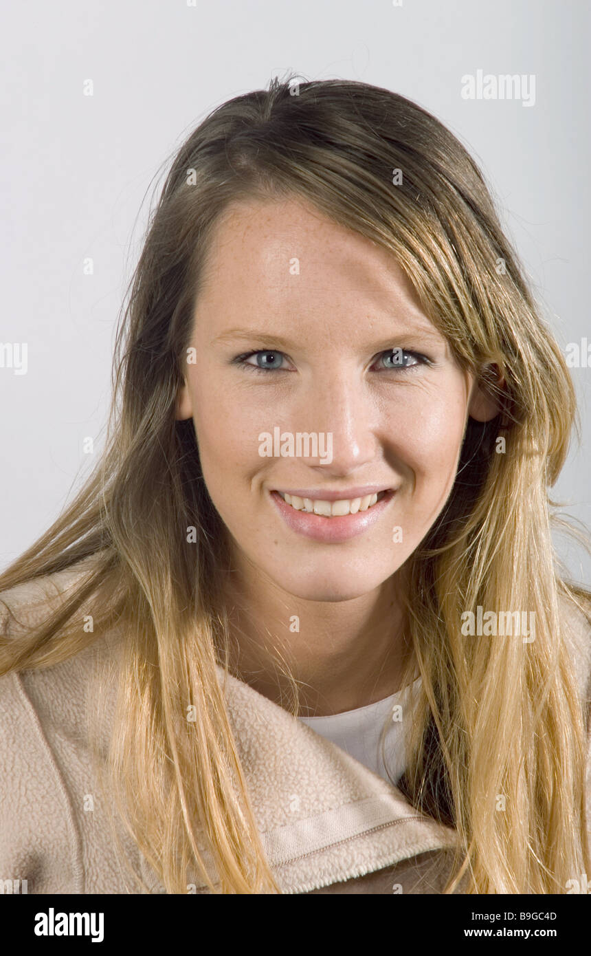 Jeune femme blonde gens portrait sourire aimablement à poil long avec bienveillance l'ouverture gaiement le contentement équilibre Banque D'Images
