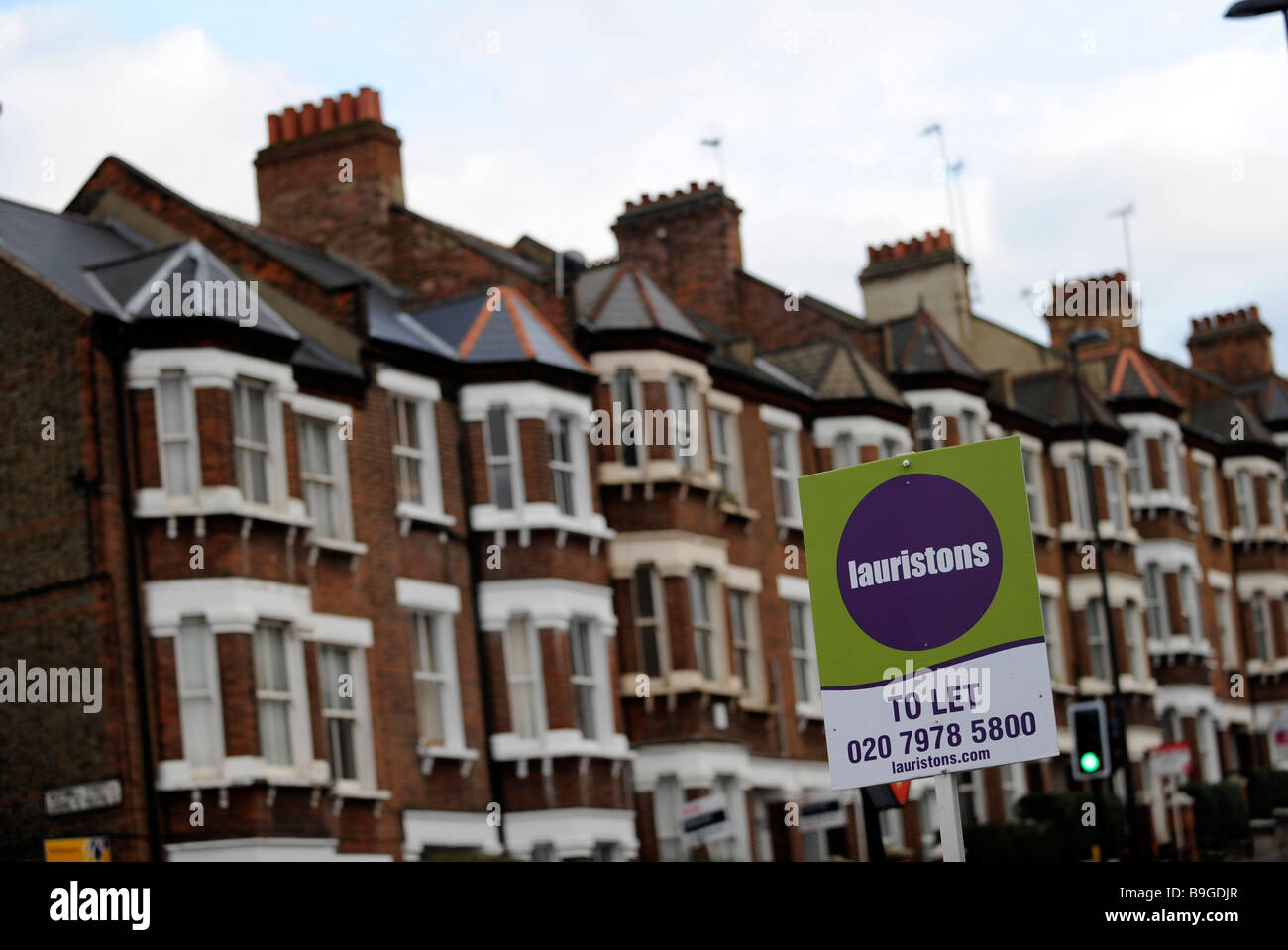 Un "signe" de laisser se tient devant une rangée de maisonnettes de Londres durant la crise du crédit immobilier marasme, England, UK Banque D'Images