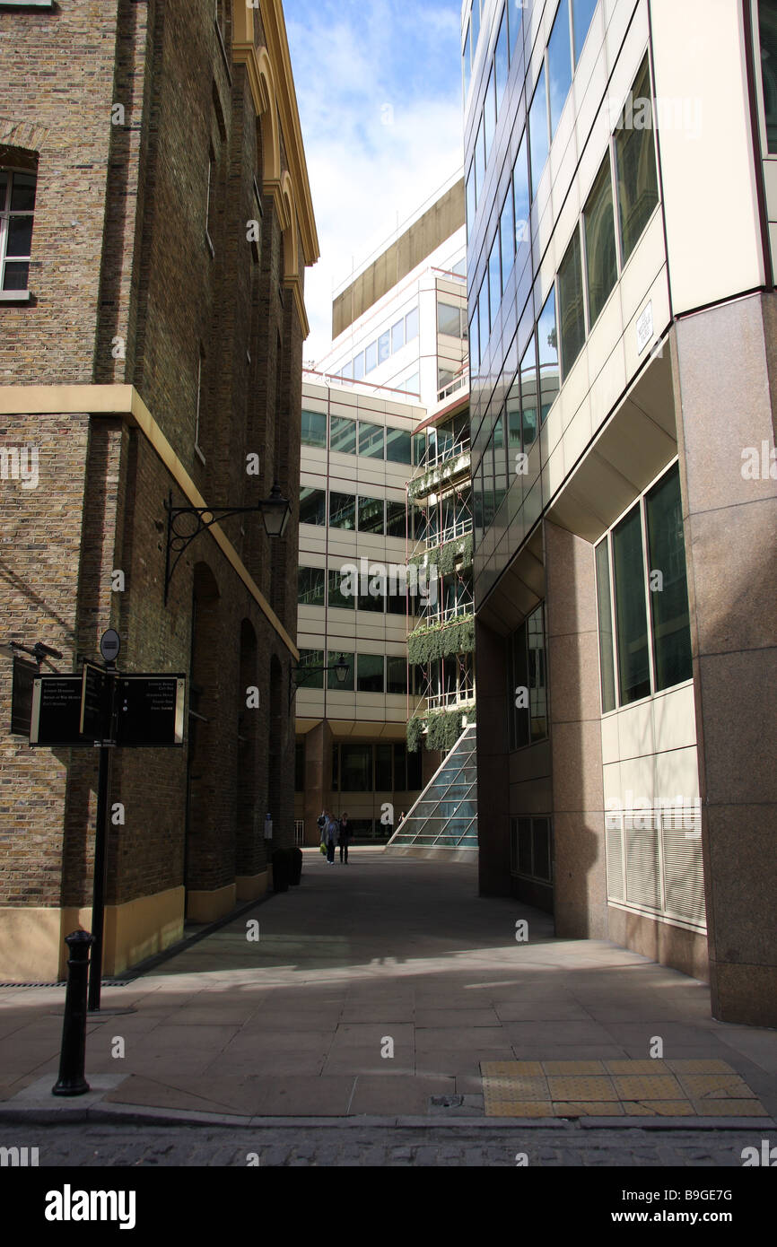 Allée du chemin étroit de l'architecture moderne des bureaux Banque D'Images