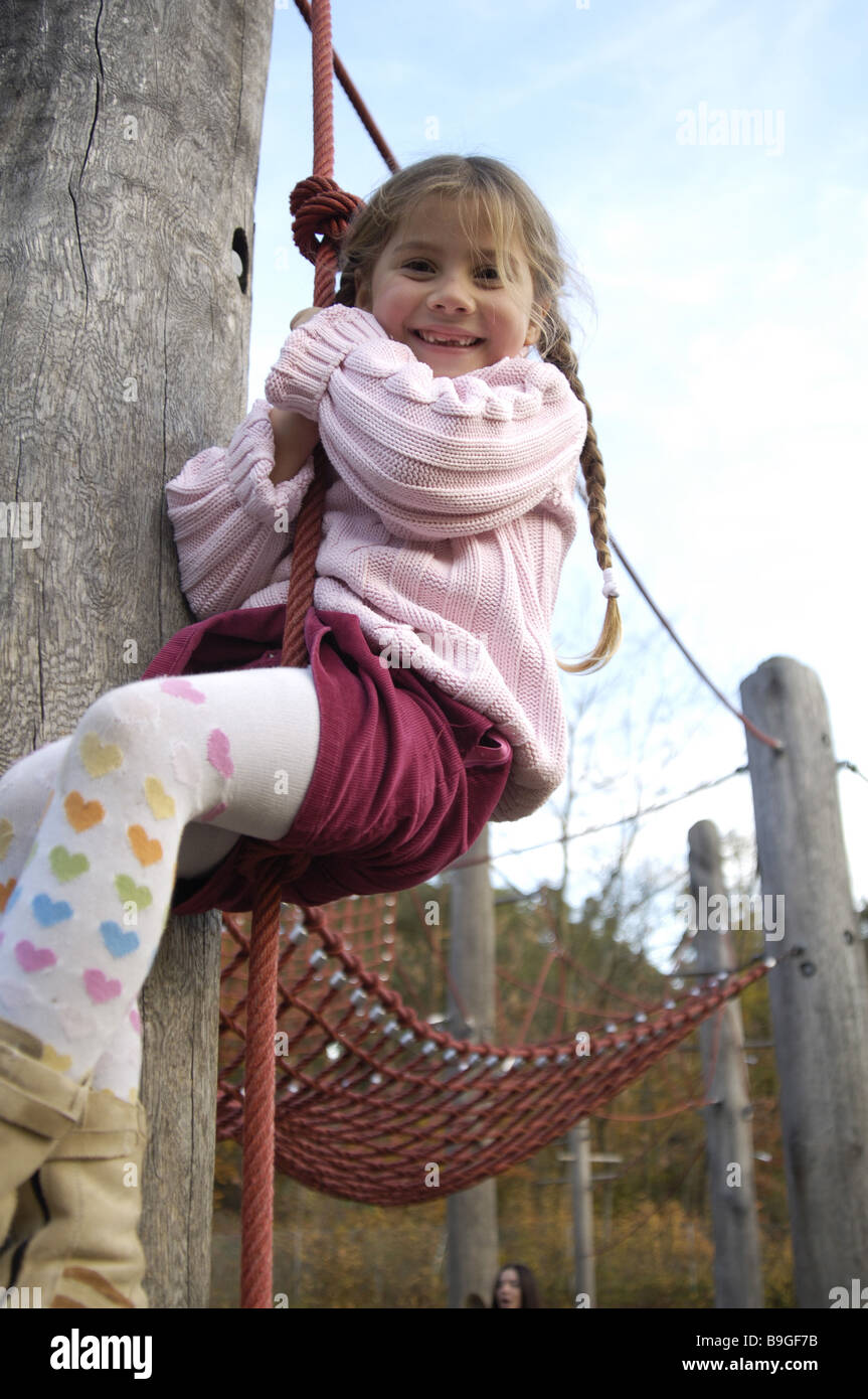 Aire De Jeux De Fille Enfant Junglegym Joue La Corde Ne Souhaitons Gymnastique 6 10 Ans Activite Amusant Jeu D Aventure Jeu Pour Enfants Photo Stock Alamy