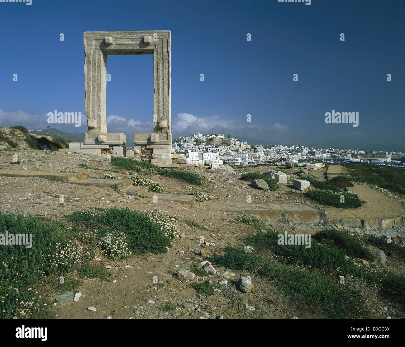 Grèce Cyclades Naxos Palatia presqu'île Apollontemple ruine gate 'Portara' Naxos-ville tombée de la côte égéenne coast-ville ville Banque D'Images