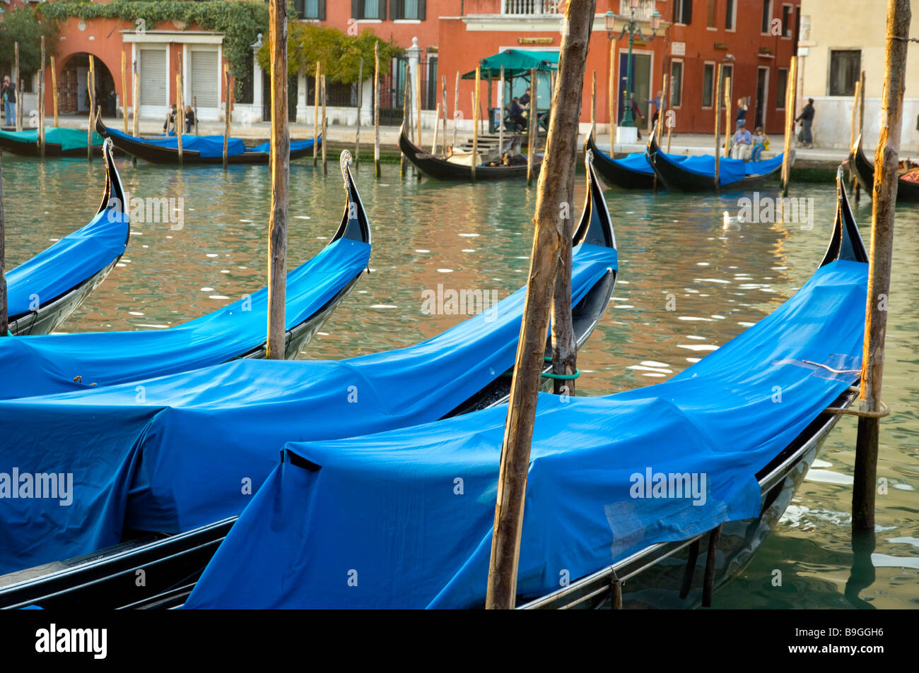 Le Grand Canal de Venise Italie avec architecture vénitienne bateaux et gondoles Banque D'Images