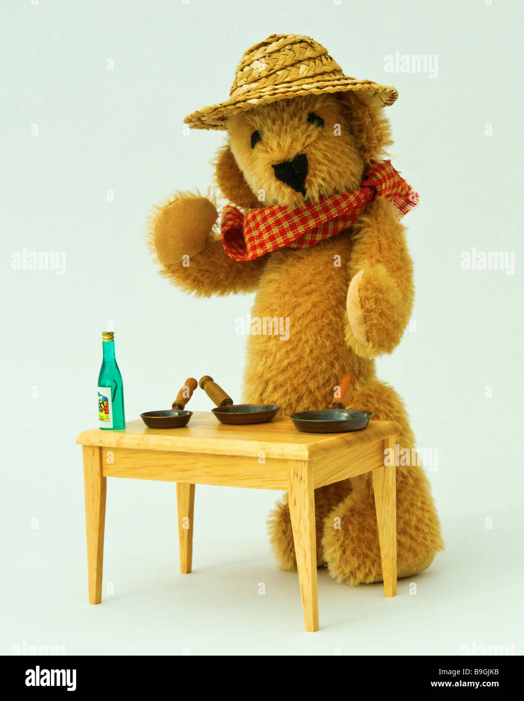 Ours miniature à la table (Mini Bear Collection) Banque D'Images