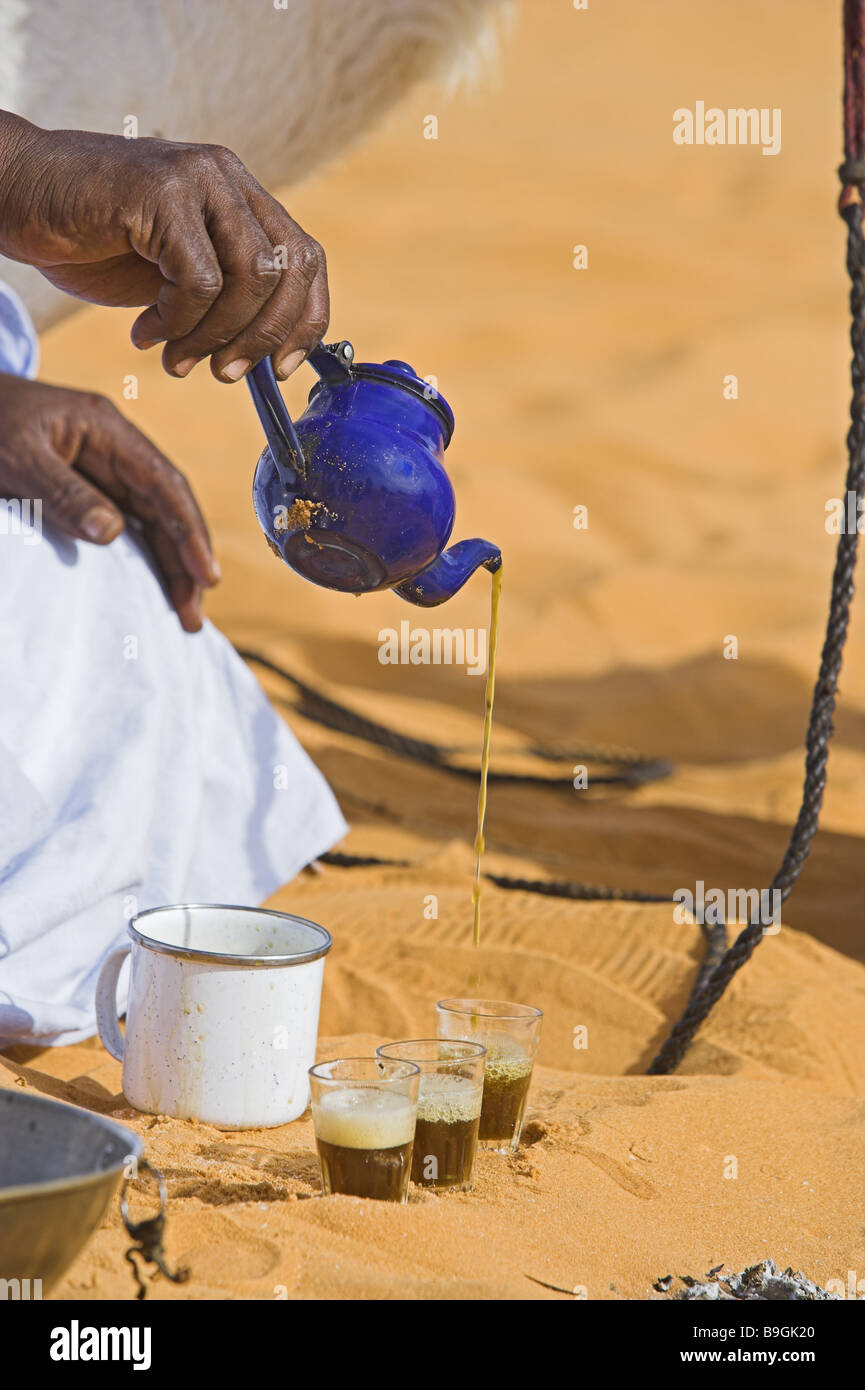 Sable du désert de l'Afrique Libye-thé-rite a abordé l'Afrique extrait arabes berbères berbères personnes bleu mug blue population traditions Banque D'Images