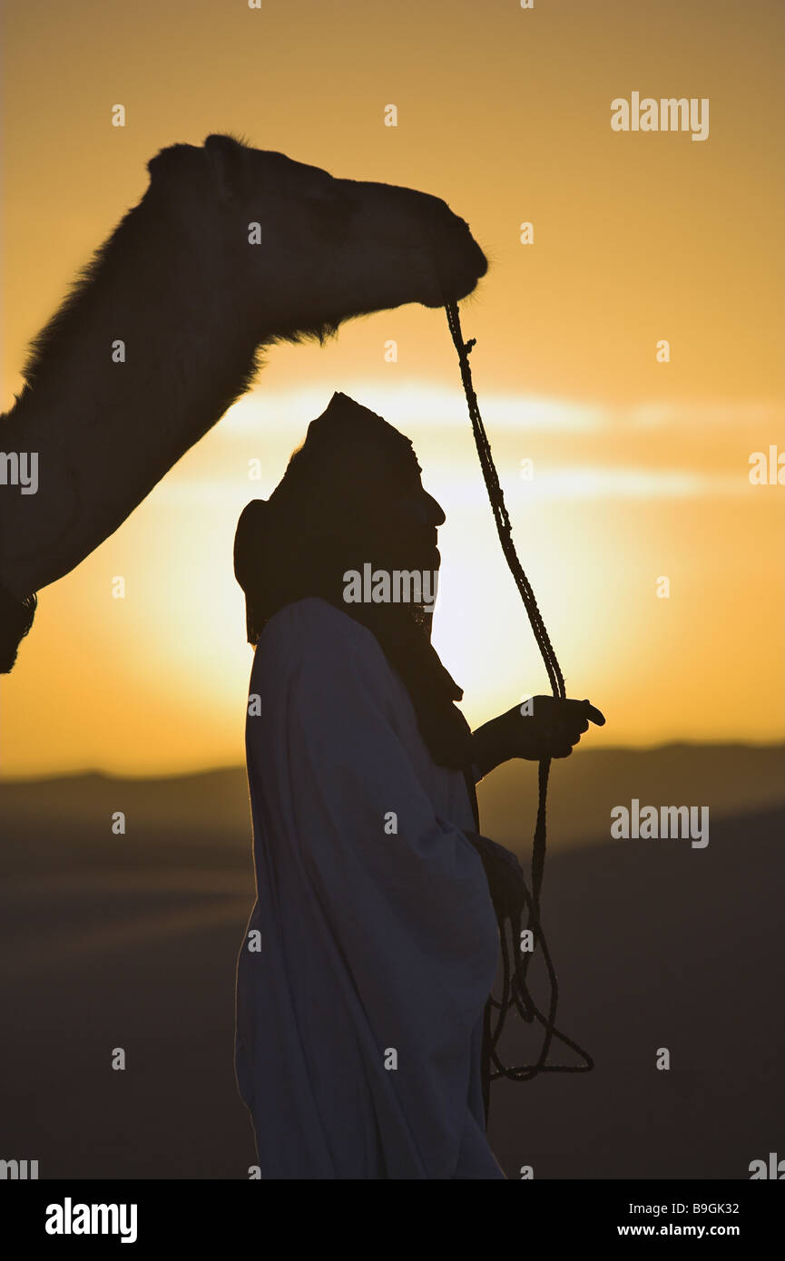 La Libye l'Afrique du désert de sable chameau touareg portrait crépuscule soir coucher du soleil de l'Afrique de l'humeur-abordé arabes berbères berbères extrait Banque D'Images