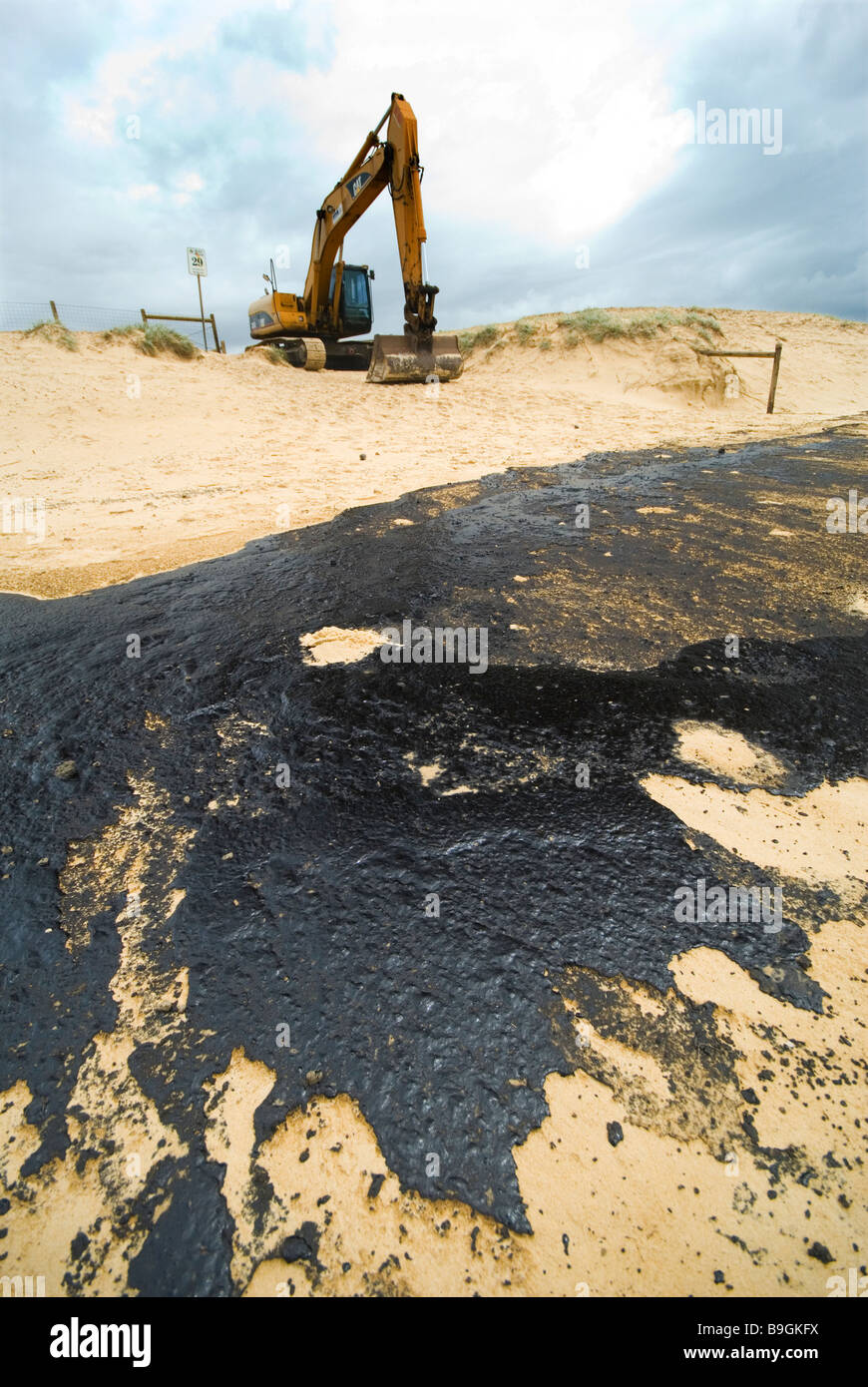 La pollution aux hydrocarbures sur les boues d'aventurier Pacifique plage Queensland catastrophes 2009 Mercredi, 11 mars , 2009 Banque D'Images