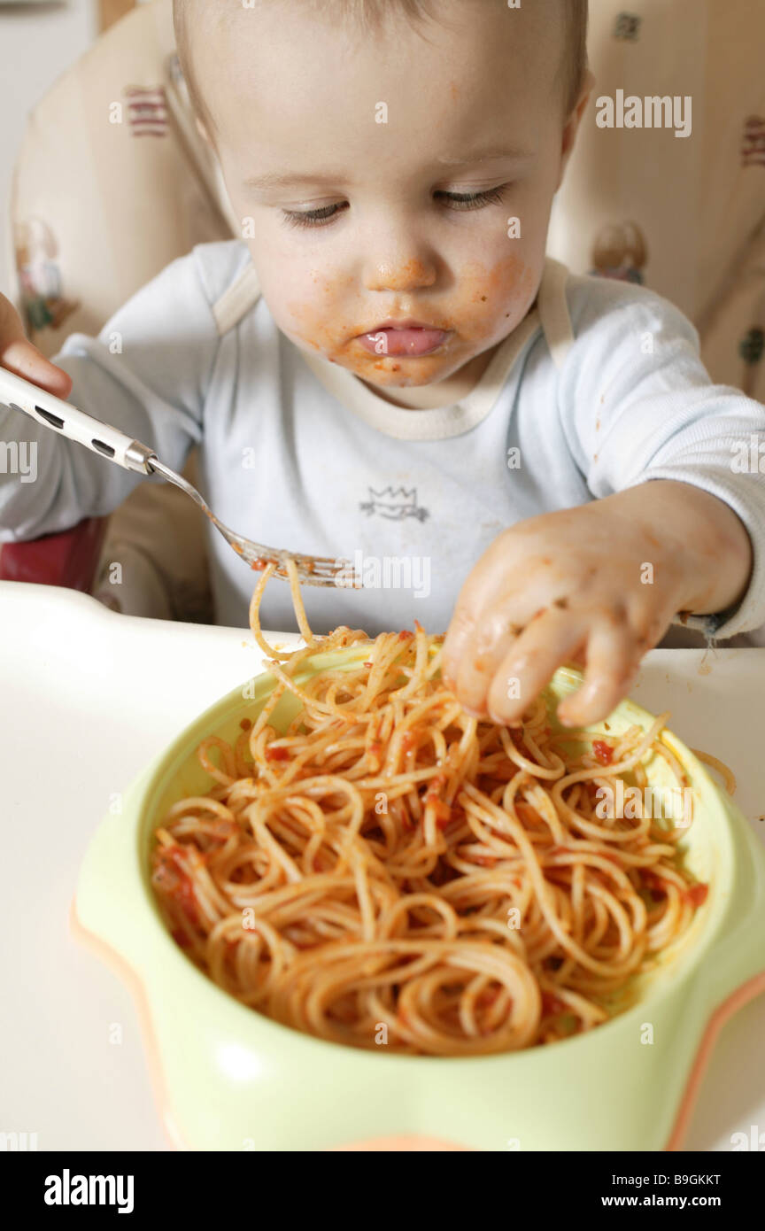 2-3 ans abordé l'argenterie développement développement-phase doigts repas enfant intérieur de fourche-enfant enfant plats-président de plaques de l'enfant Banque D'Images