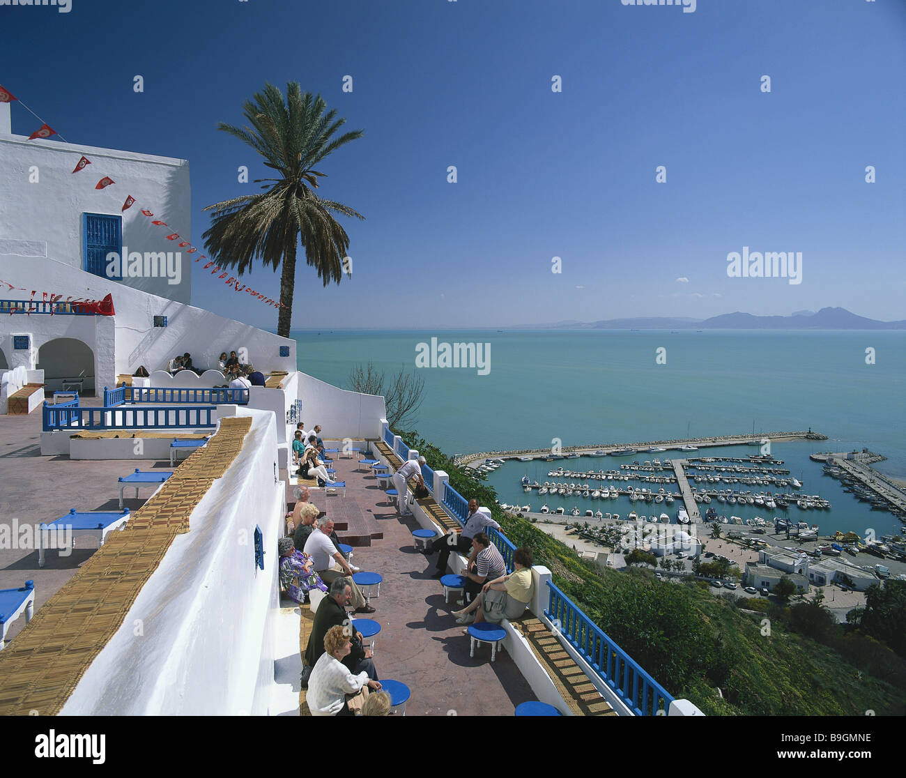 Afrique du Nord Tunisie Sidi Bou Saïd restaurant-terrasse vous pourrez voir harbour lake Afrique Maghreb-artiste pays-village Banque D'Images