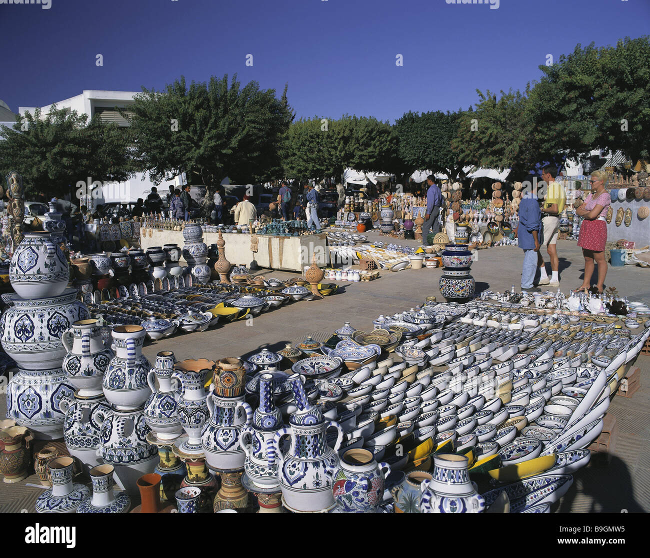Afrique du Nord l'île de Djerba Tunisie place de marché céramique passants en Afrique Maghreb-pays du Bassin Méditerranéen-island city market Banque D'Images