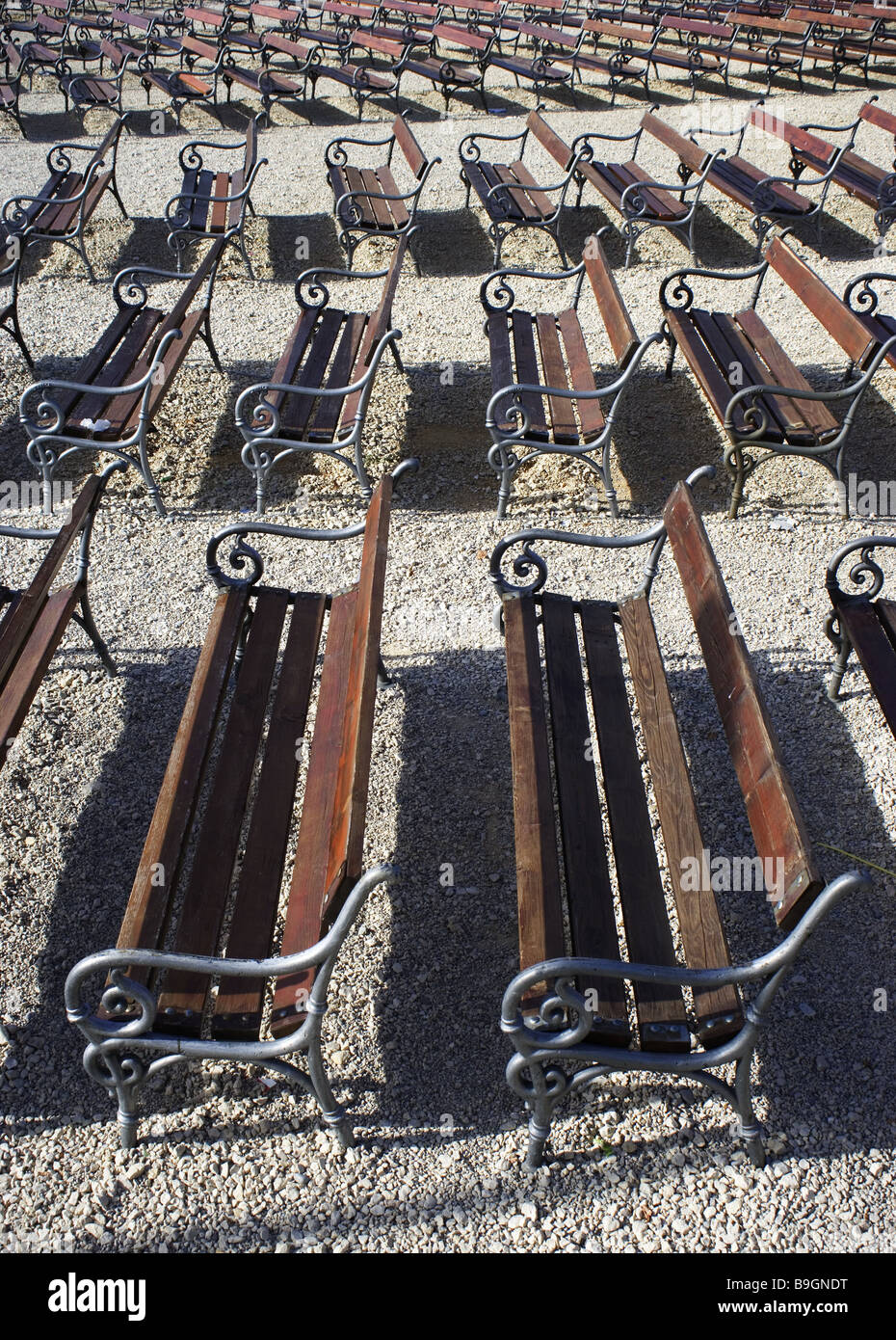 De nombreux bancs de parc Parc Parc vide gratuitement-terrains emplacement de l'événement bois-ban-ban du siège d'installation de sièges côte à côte Banque D'Images