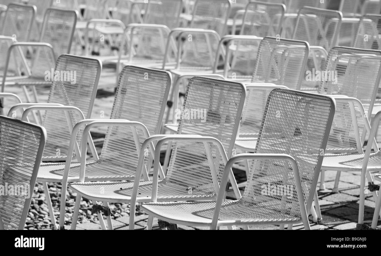 Les chaises du parc de blanc vide-terrains emplacement de l'événement metal-jardin chaises chaises-installation des sièges côte à côte Banque D'Images