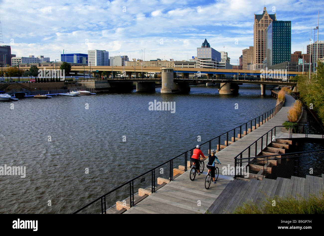 Couple du vélo le long du fleuve au centre-ville de Milwaukee au Wisconsin Banque D'Images