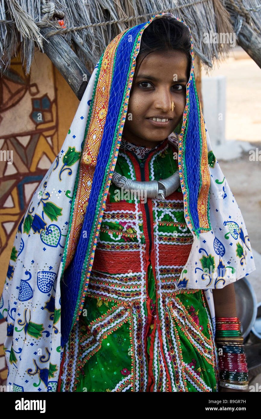 Fille en robe tribal traditionnel indien. Ce style d'habit traditionnel est  porté dans le Rajasthan et le Gujarat, Inde du Nord, États-Unis Photo Stock  - Alamy