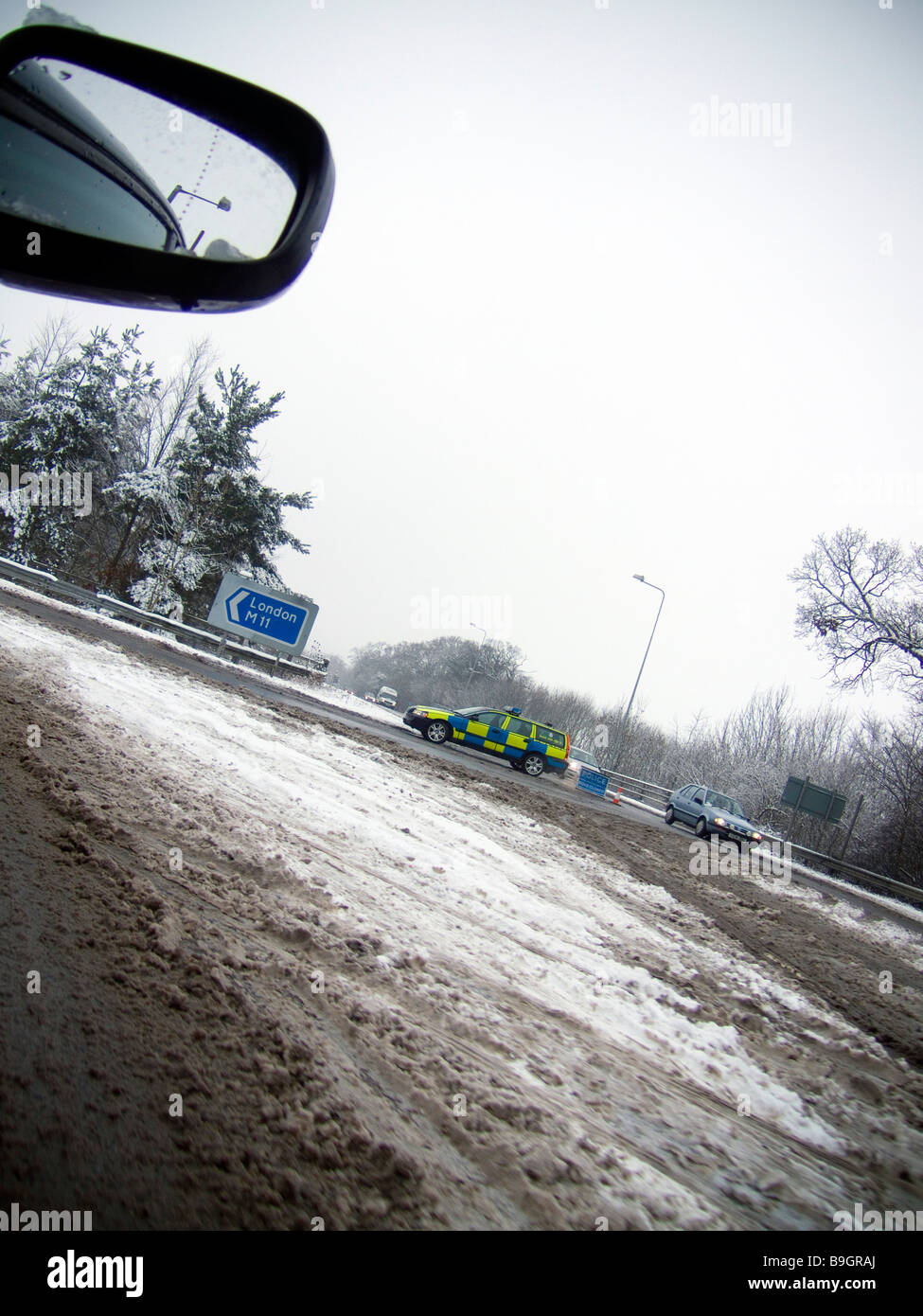 L'hiver, la police de fermeture de route, de conduire après une chute de neige (UK) Banque D'Images