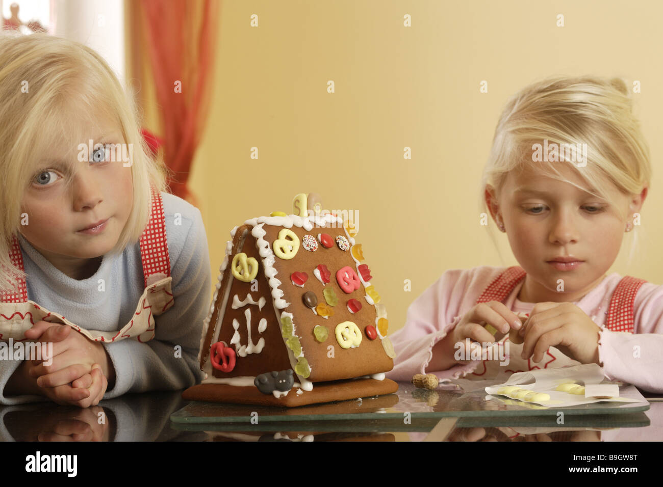 Deux fille avent gingerbread-chambre de l'artisanat Banque D'Images