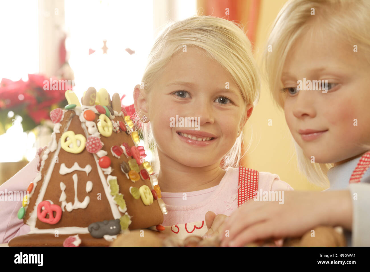 Deux fille avent gingerbread-chambre de l'artisanat Banque D'Images