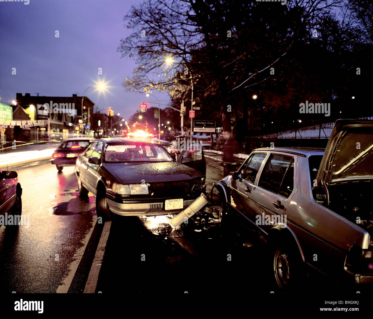 Usa New York city Queens Myrtle Avenue soirée d'accidents de la ville de l'Amérique du paysage de rue d'accident de la circulation accident de voiture Banque D'Images