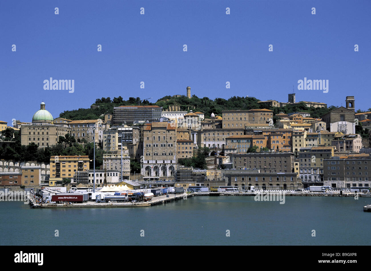 Vue sur la ville d'Ancône Italie Mer Adriatique port port de commerce de  port destination tourisme dock Mer Adriatique Ancône HARBOUR HARBOUR-bassins  Photo Stock - Alamy