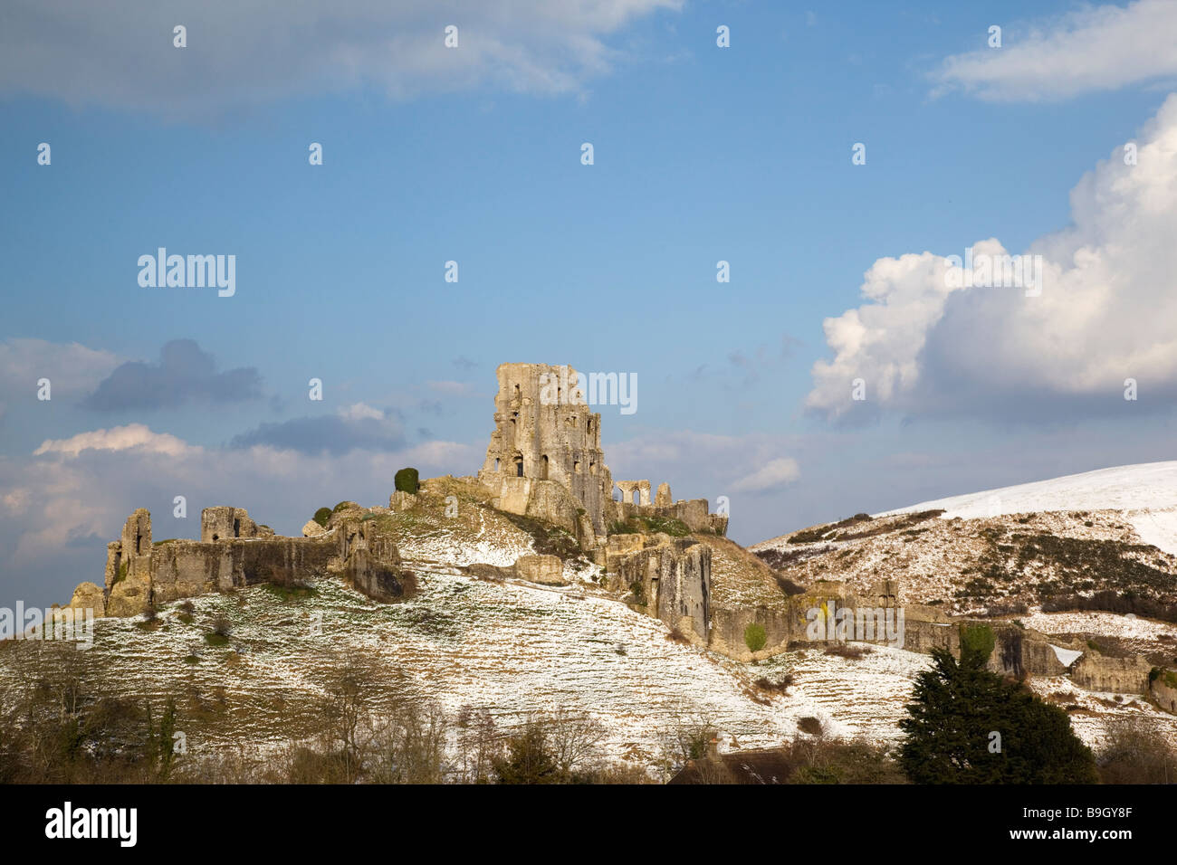 Une rare chute de neige couvre le paysage Dorset autour des ruines du château de Corfe Banque D'Images