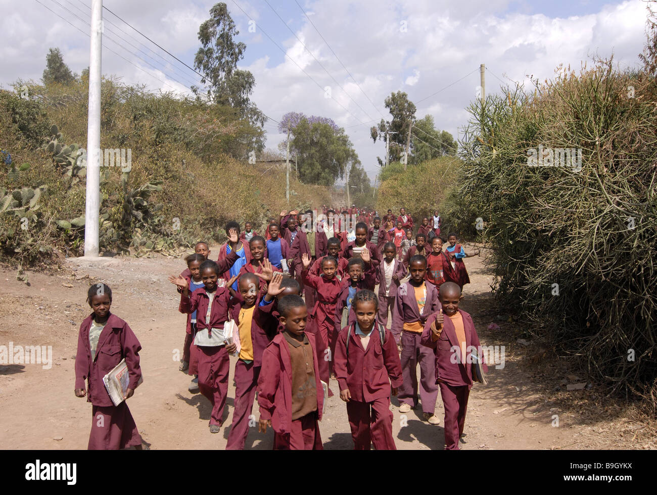 L'Éthiopie Debre Zeyit écoliers East-Africa rues rues de sable de personnes autochtones personnes filles garçons de couleur uniforme des élèves Banque D'Images