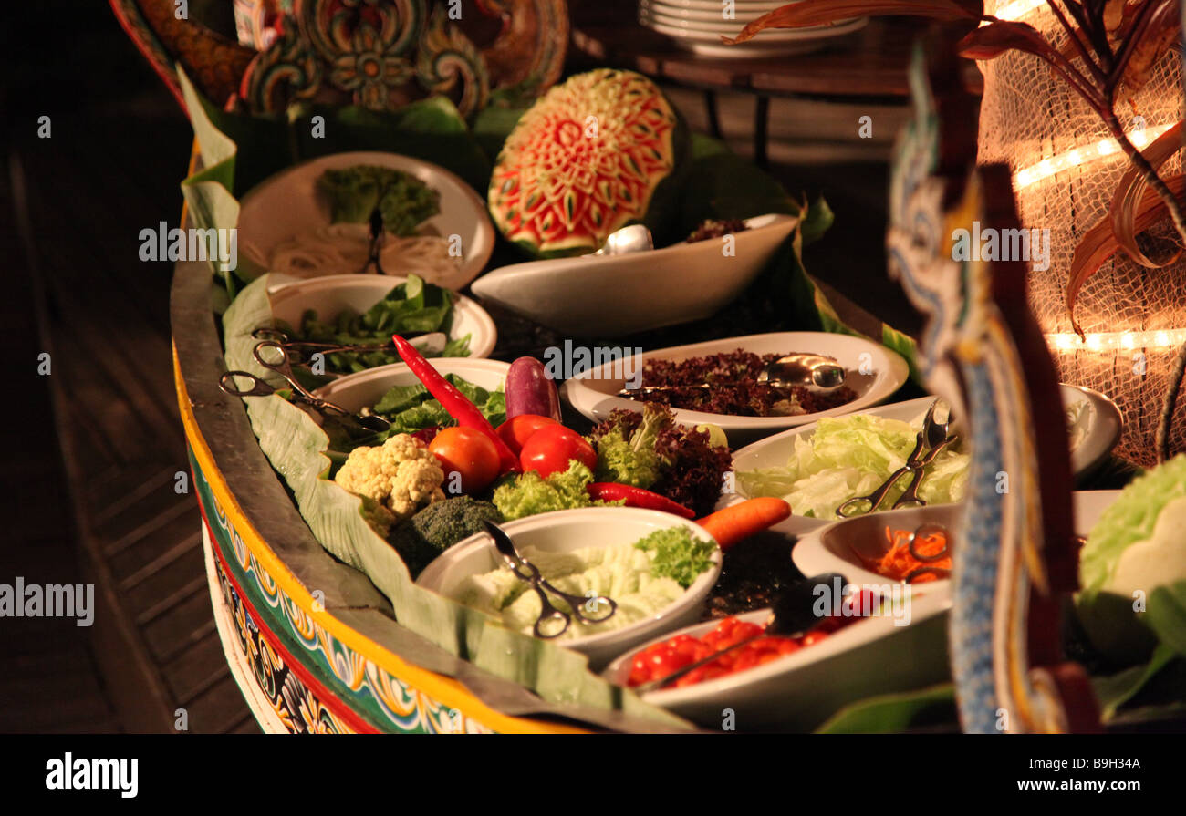 La nourriture asiatique servi en Thaïlande bateau bois exotique restaurant hôtel bungalow maison de vacances tourisme touristique reste bon goût yummy Banque D'Images
