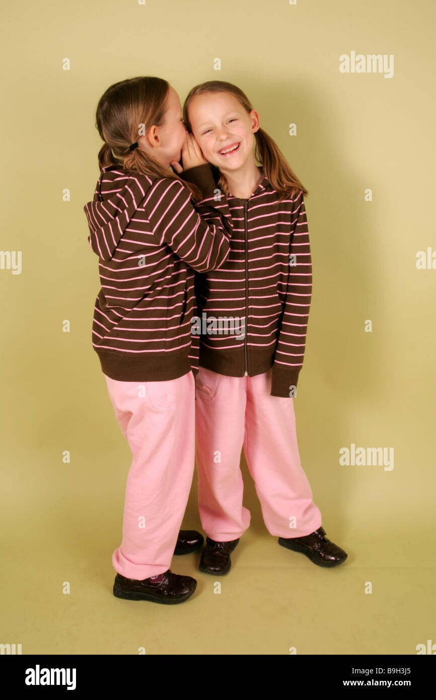 Les jumeaux fille murmure série allègrement les gens les enfants 6-10 ans frères soeurs-twin sisters vêtements Correspondance Murmures secrets Banque D'Images