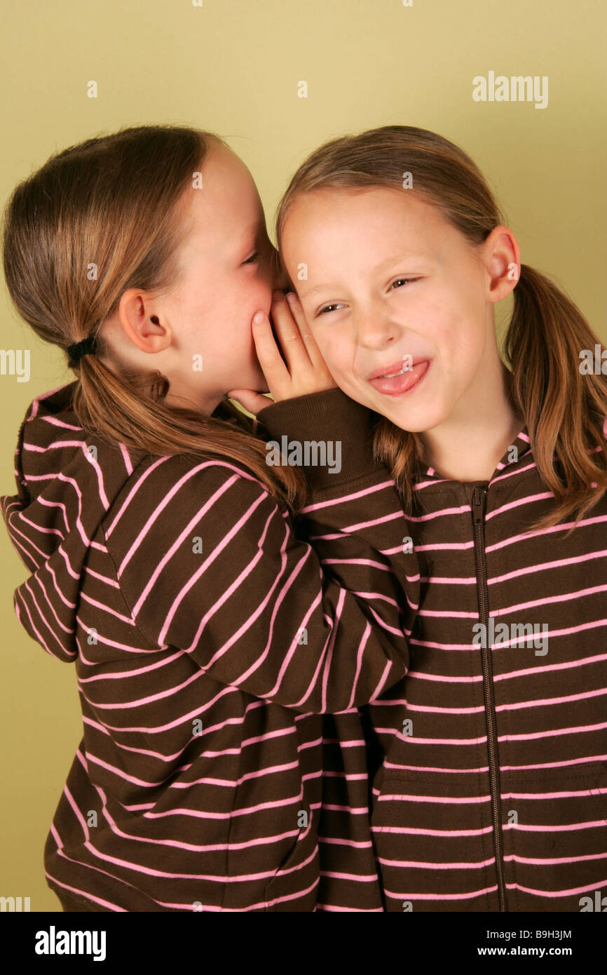Les jumeaux fille murmure nom série détail personnes enfants 6-10 ans soeurs frères-soeurs jumeaux vêtements correspondant whispers Banque D'Images