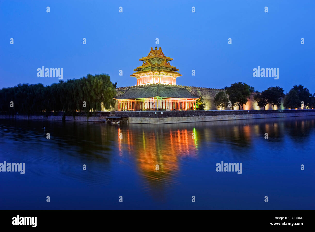 La Chine, Beijing, Forbidden City Palace Museum illuminé la nuit Banque D'Images