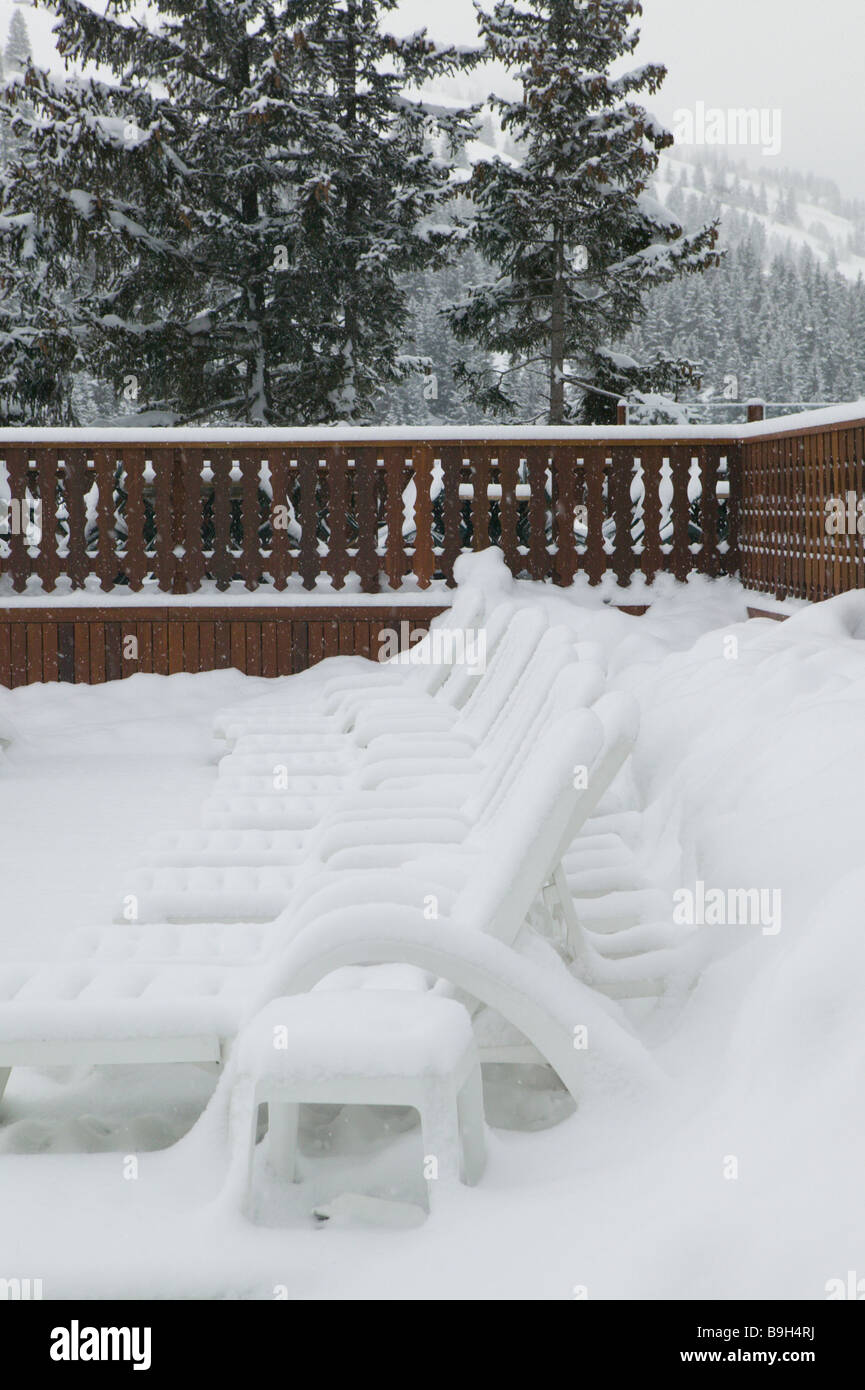 France département Savoie Courchevel 1850 terrasse transats neige hiver domaines skiables de ski Station de sports d'hiver hotel Banque D'Images