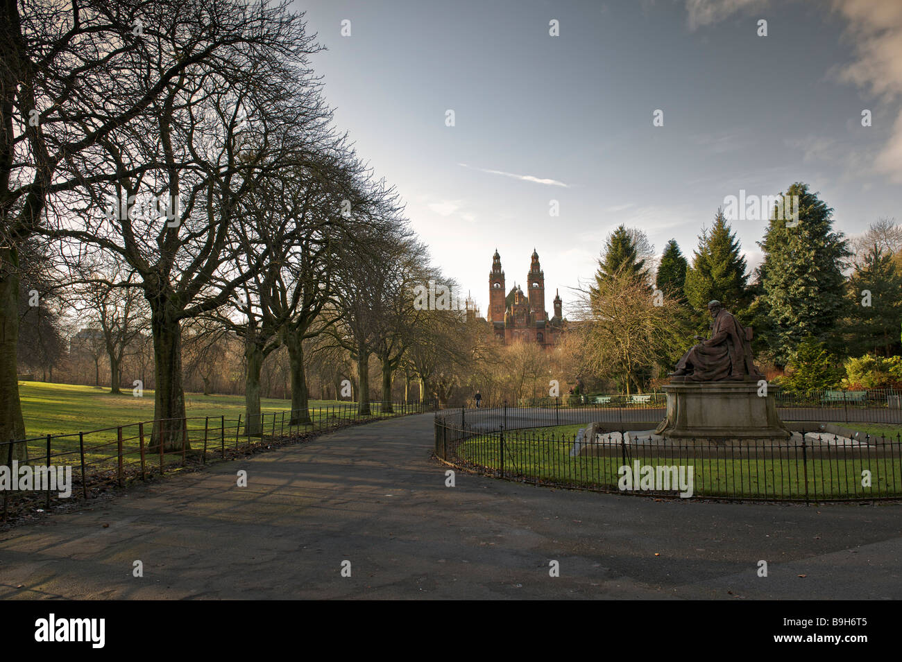 Kelvingrove Art Gallery et musée de Kelvingrove Park avec le Kelvin Glasgow Ecosse Royaume-uni Memorial Banque D'Images