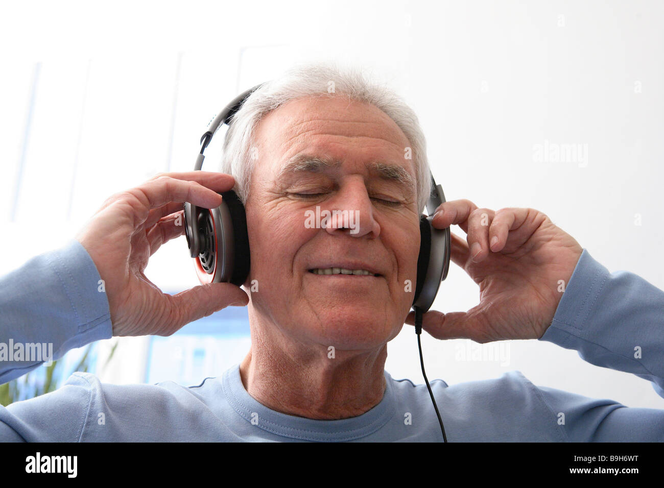 Écouteurs haute série portrait relaxation personnes aînés retraités l'homme aux cheveux blancs de la musique de relaxation repos entend profiter Banque D'Images