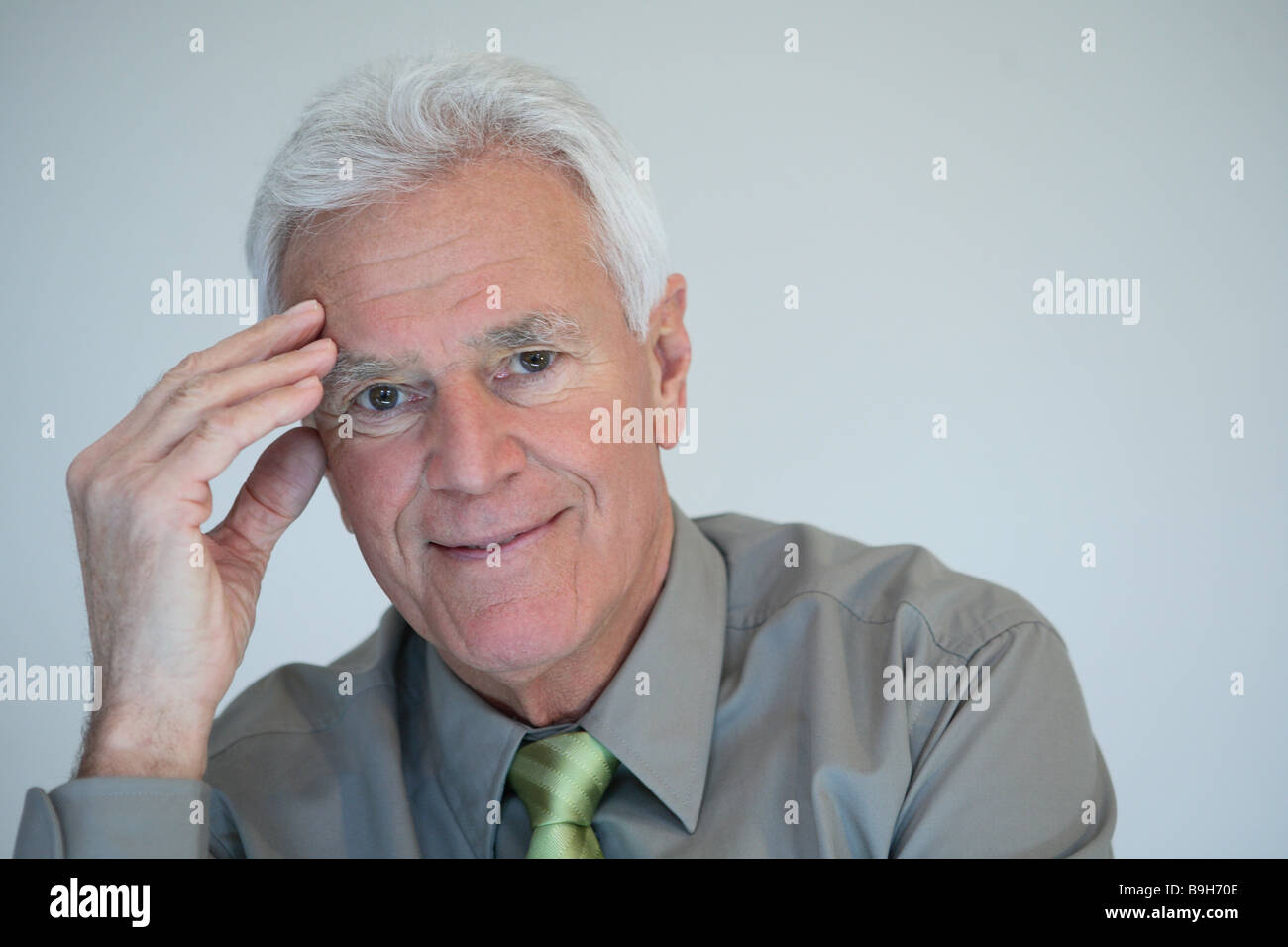 Série haute smiling portrait des aînés retraités personnes l'homme aux cheveux blancs de bien vouloir sérieusement shirt rapiécé pensée pensée Banque D'Images