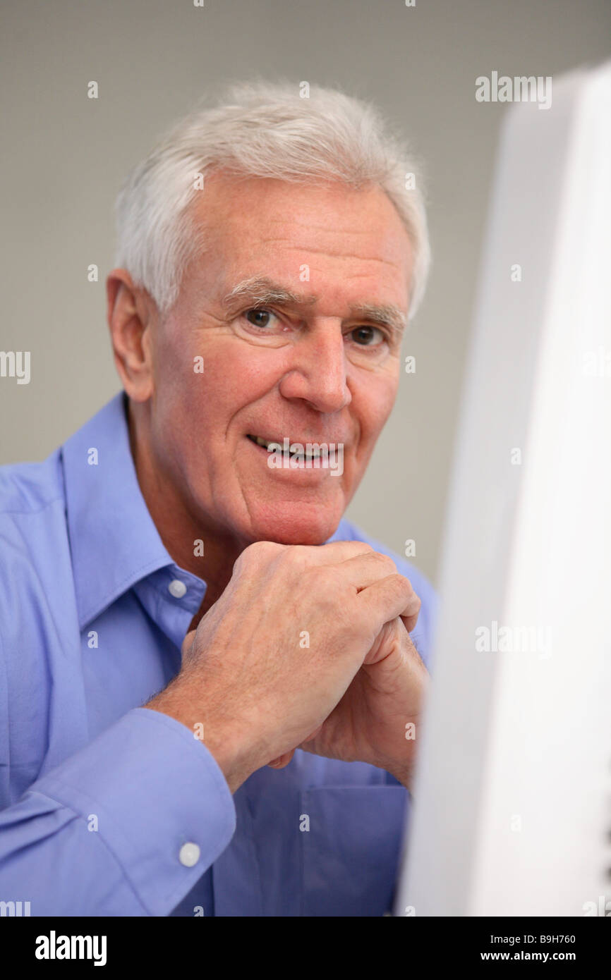 Les ordinateurs travaillent Senior smiling portrait des aînés retraités personnes série l'homme aux cheveux blancs de l'administration des données surfer sur le web Banque D'Images