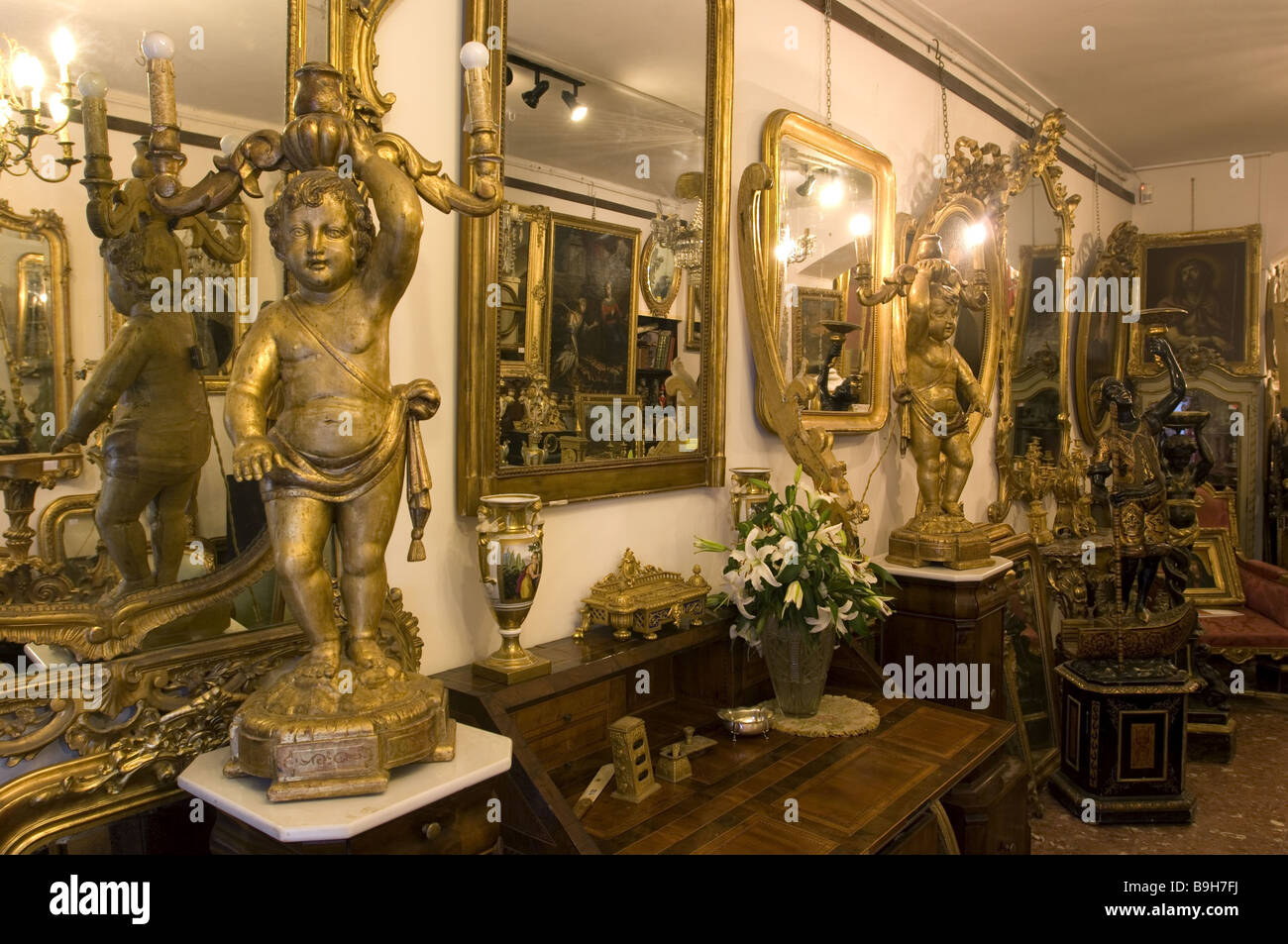 Italie Rome Via dei Coronari antique shop interior Photo Stock - Alamy