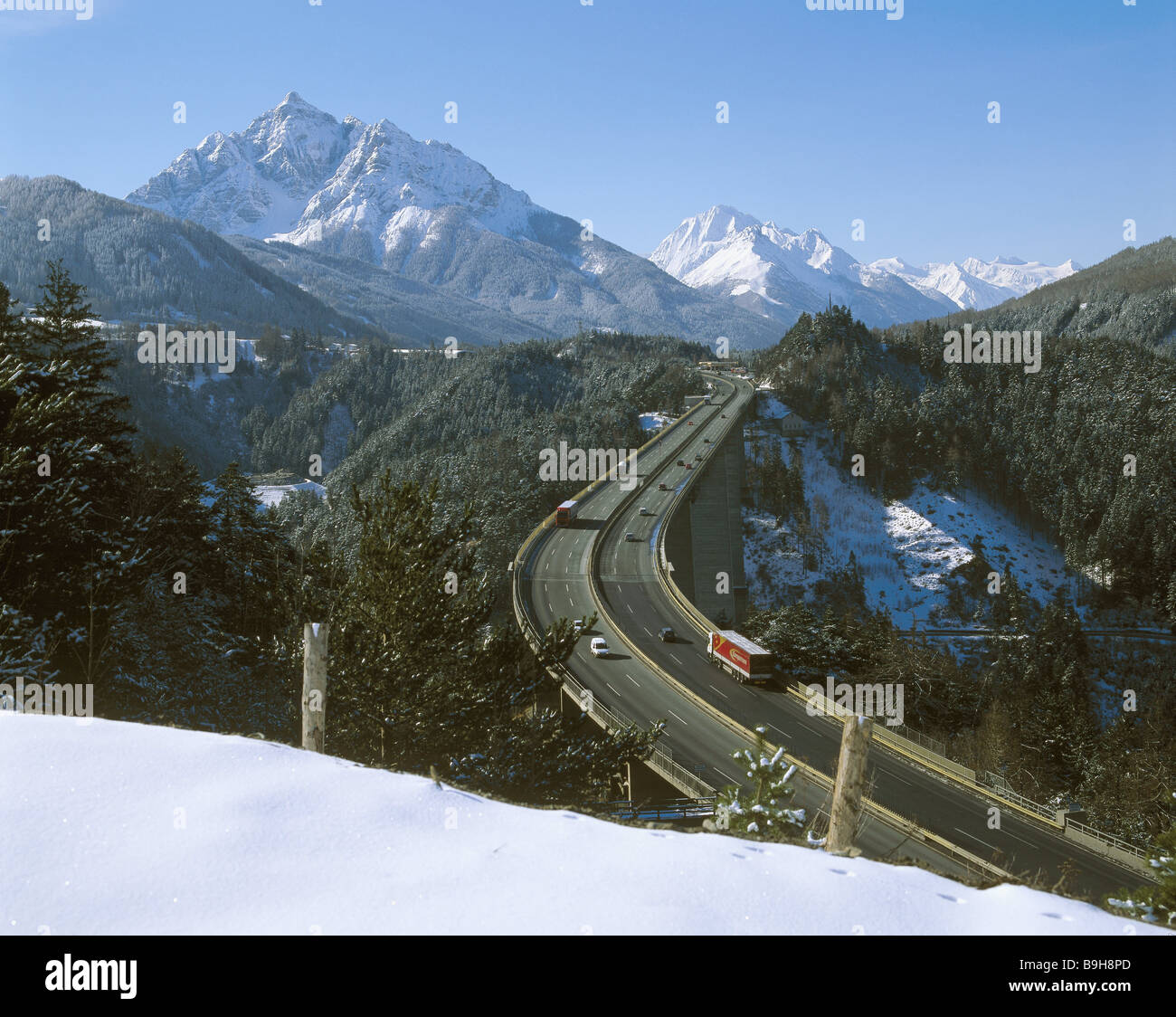 Alpes-autoroute autoroute passeport-bridge paysage de montagne conduisant une voiture de l'autoroute Brennero brûleur brûleurs-bridge pont-l'Europe Banque D'Images