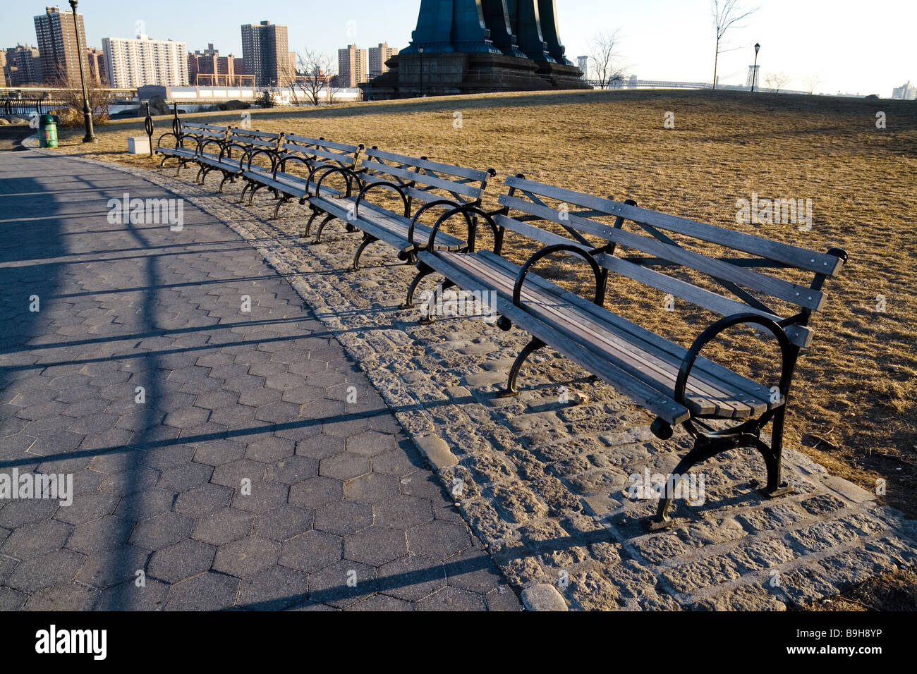 Des bancs de parc, Empire-Fulton Ferry State Park, Brooklyn, Etats-Unis Banque D'Images