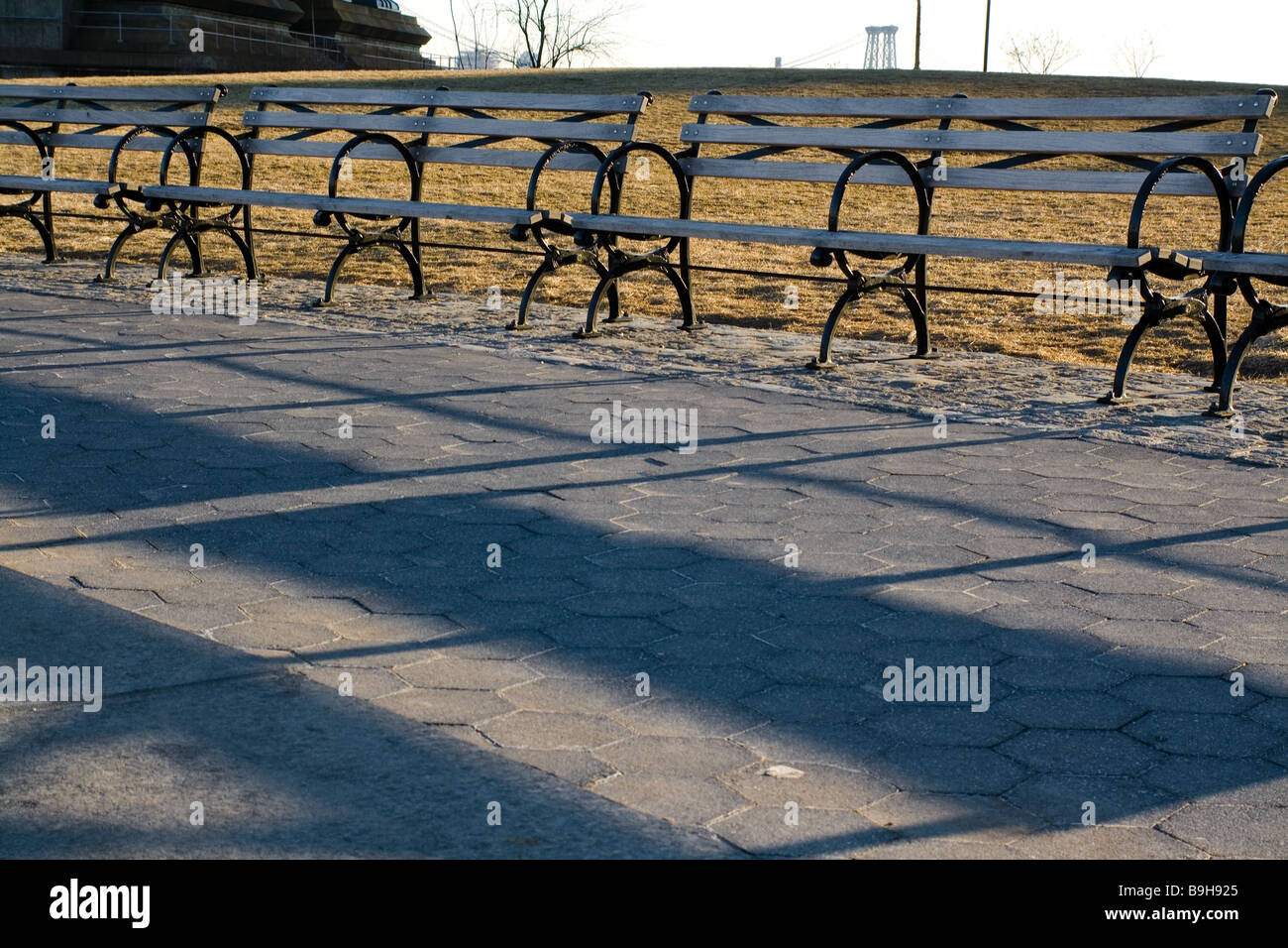 Des bancs de parc, Empire-Fulton Ferry State Park, Brooklyn, Etats-Unis Banque D'Images