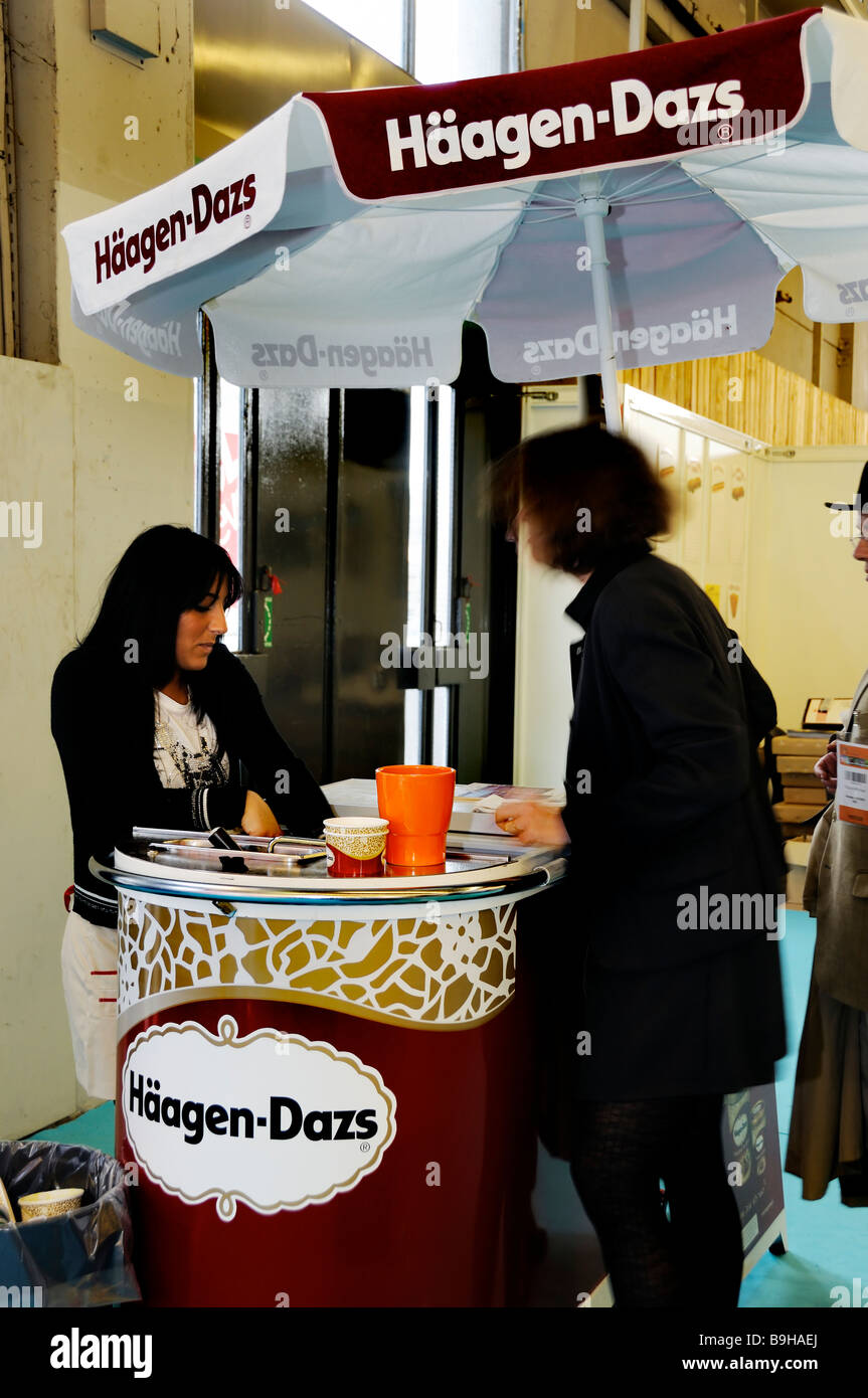 Paris, France, Salon d'aliments congelés, les glaces Haagen Dazs Décrochage, 'Entreprise', femme de chariot mobile Banque D'Images