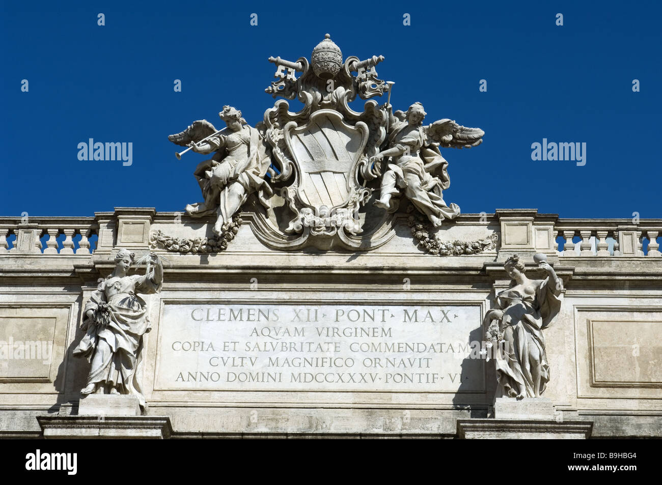 Italie Rome pape-Trevi-Fountain détails écusson Banque D'Images